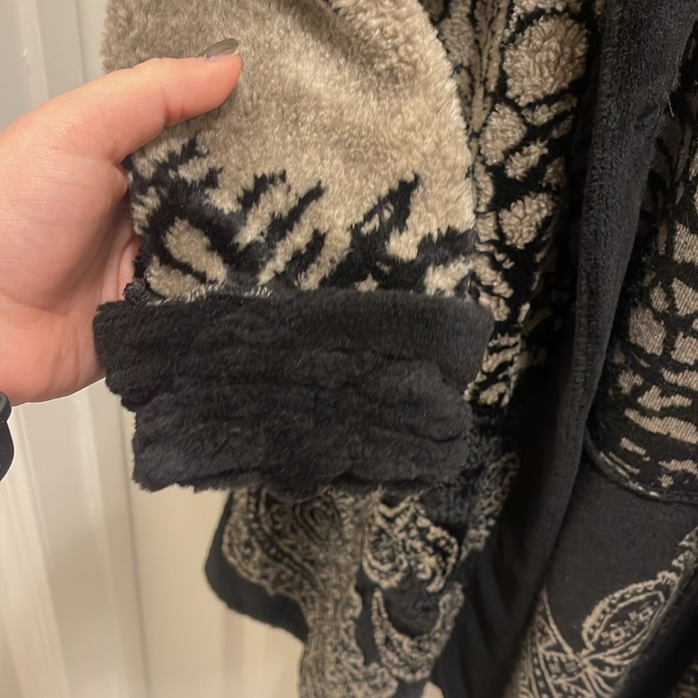 Lee Anderson Women's Cardigan - Picture 4 of 10